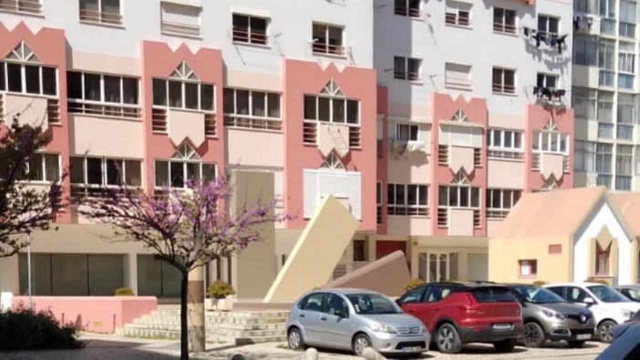 Remarkable 1 Bed Apartment in Costa da Caparica Esterno foto