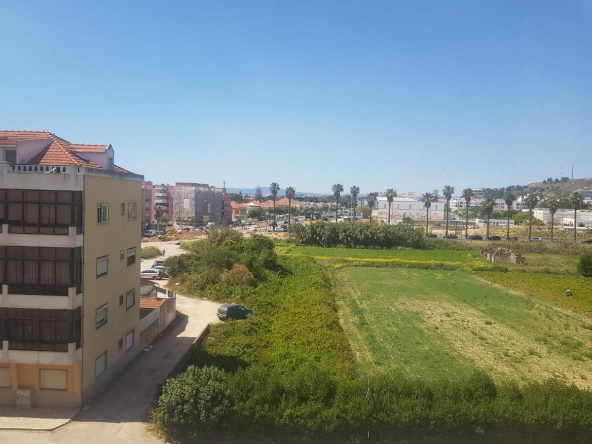 Remarkable 1 Bed Apartment in Costa da Caparica Esterno foto
