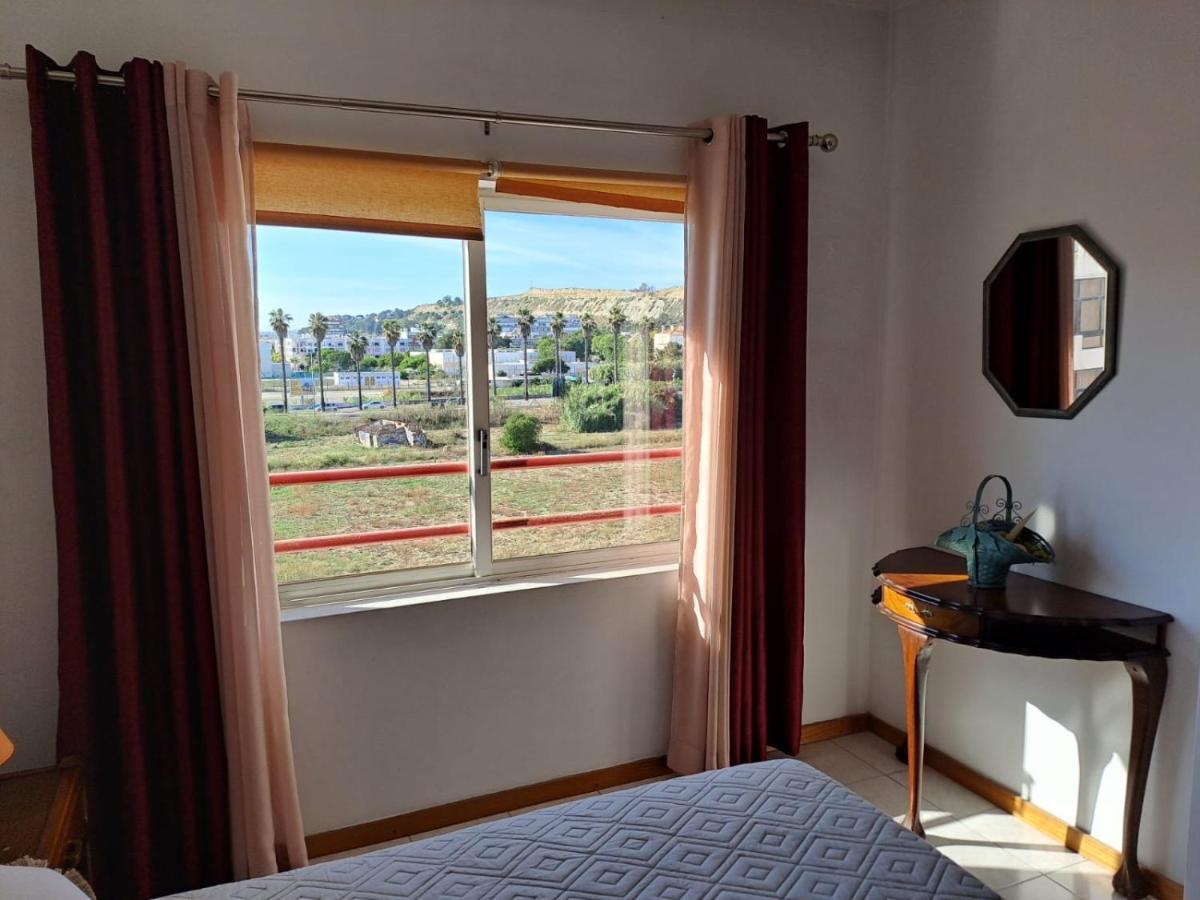 Remarkable 1 Bed Apartment in Costa da Caparica Esterno foto