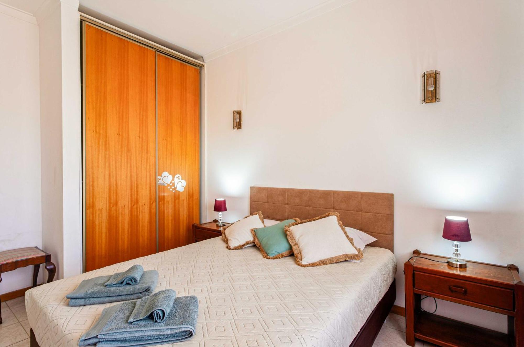 Remarkable 1 Bed Apartment in Costa da Caparica Esterno foto