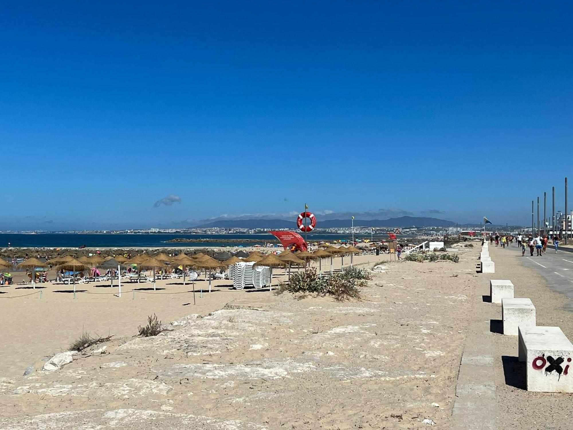 Remarkable 1 Bed Apartment in Costa da Caparica Esterno foto